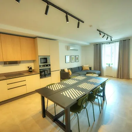 Stylish, Spacious 3 Bedrooms, 2 Bathrooms Kbas1-2 *