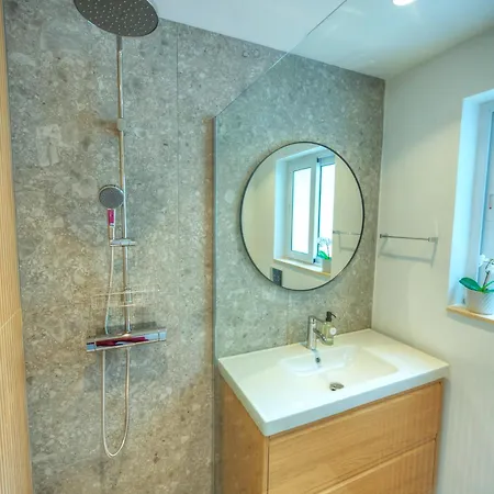 Apartment Stylish, Spacious 3 Bedrooms, 2 Bathrooms Kbas1-2