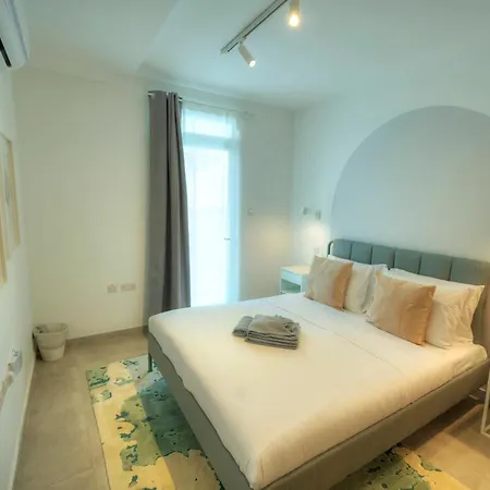 Stylish, Spacious 3 Bedrooms, 2 Bathrooms Kbas1-2 *