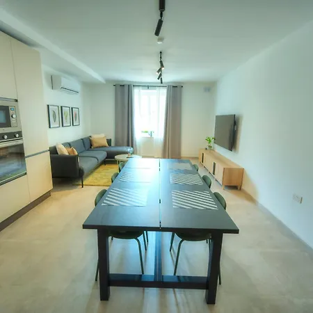 Stylish, Spacious 3 Bedrooms, 2 Bathrooms Kbas1-2 Apartment
