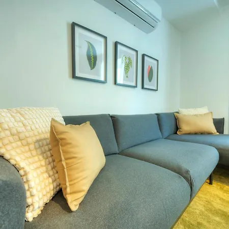 Stylish, Spacious 3 Bedrooms, 2 Bathrooms Kbas1-2