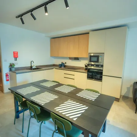 Stylish, Spacious 3 Bedrooms, 2 Bathrooms Kbas1-2 Apartman *